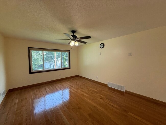 Building Photo - Modern 4 bed 2 Bath Split Level Single Fam...