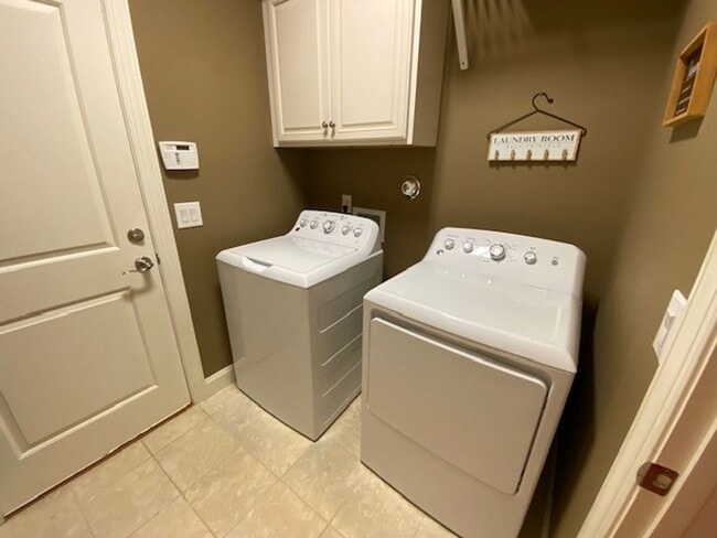 Building Photo - Beautiful Fully Furnished 3 bed 2 bath hom...
