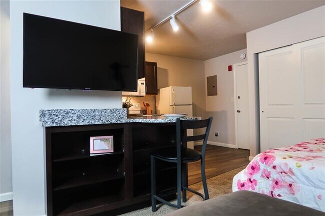 Interior Photo - 504 E Clark St