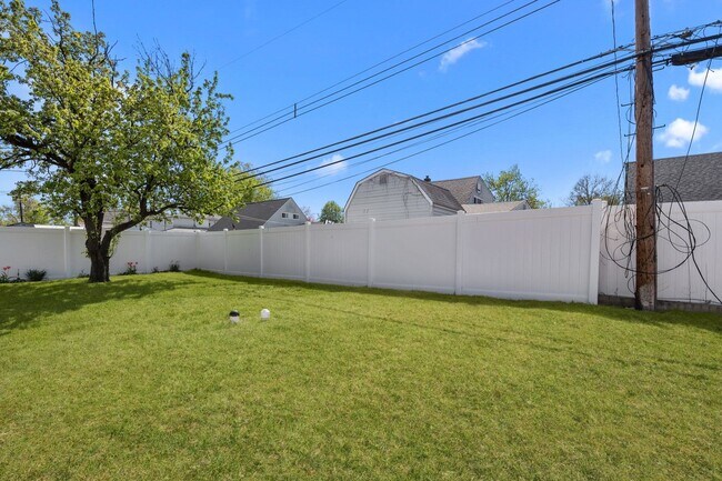 Building Photo - Pennsbury School District  Available for m...