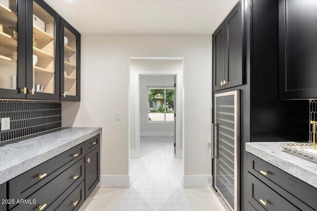 Building Photo - 8014 E Del Tesoro Dr