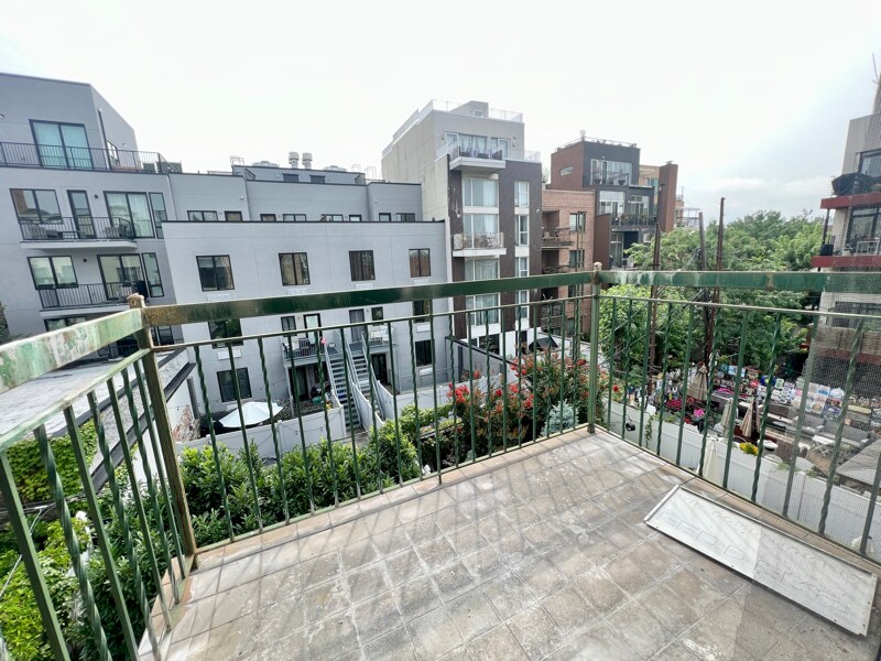 Building Photo - 52 Monitor St