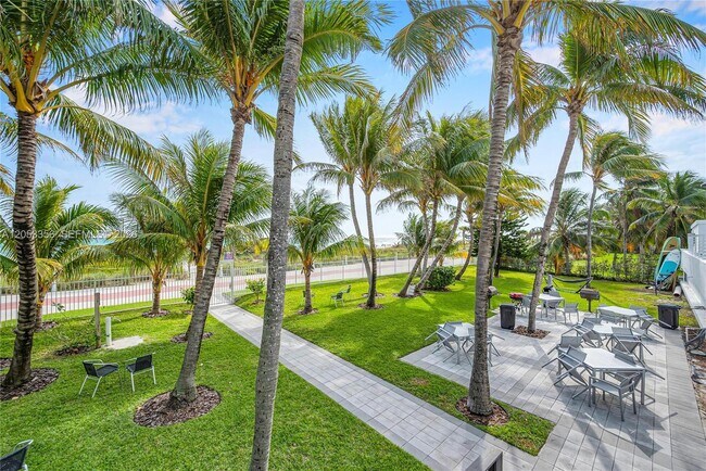Building Photo - 5001 Collins Ave
