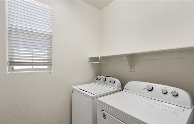 Building Photo - Lovely Two Bedroom Near Golf and Airport-Prescott