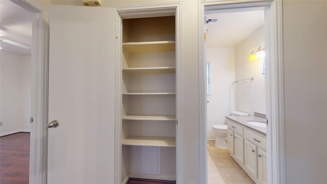 Building Photo - 806 N Willow Dr