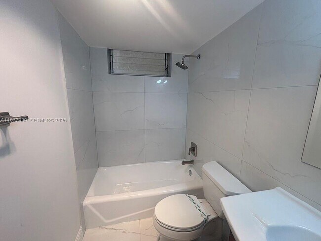 Building Photo - 2999 Point E Dr