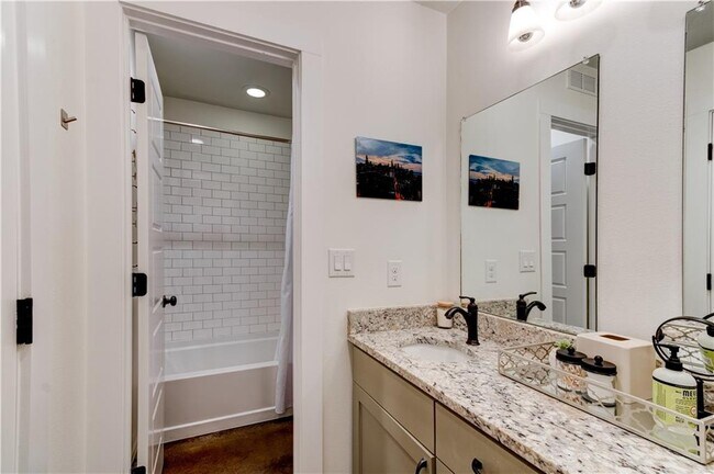 Building Photo - 2715 Zaragosa St