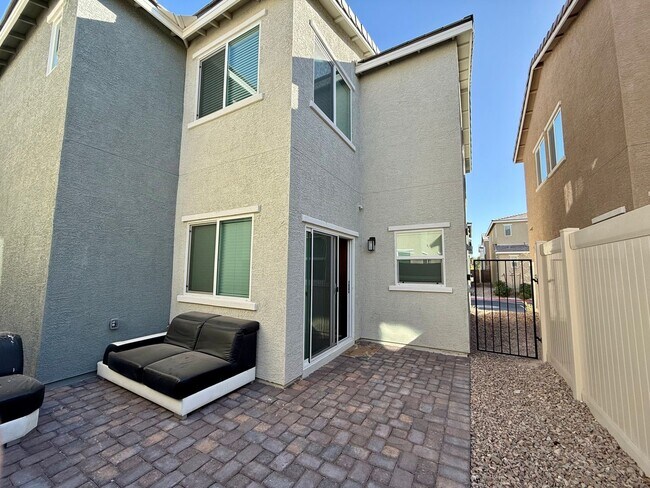Building Photo - COMING SOON! 3/BD 2.5/BA Townhouse W/ Amaz...