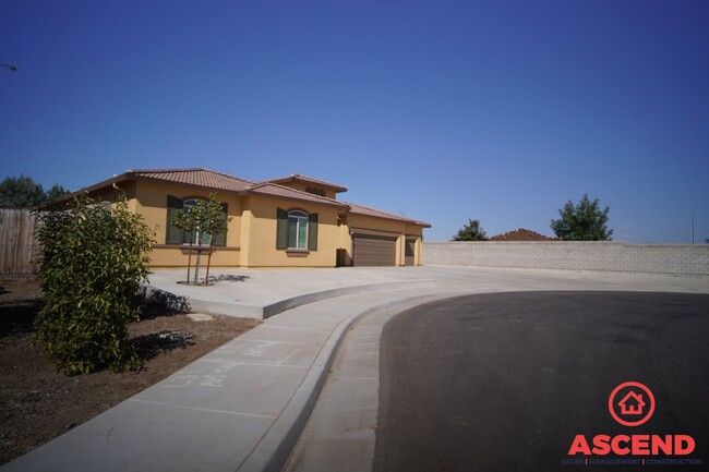 Primary Photo - Glamourous Home Located off of Snow and Ca...