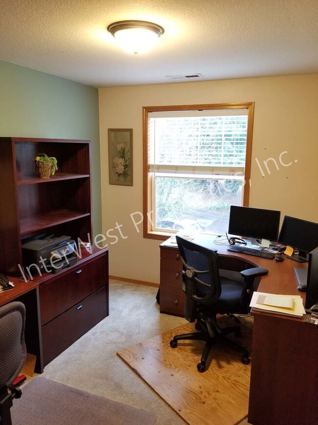 Building Photo - Large 3 Bed 2.5Ba Vancouver Beauty W/ Gas Fireplace, Dog Run, Fenced Yard & So Much More!