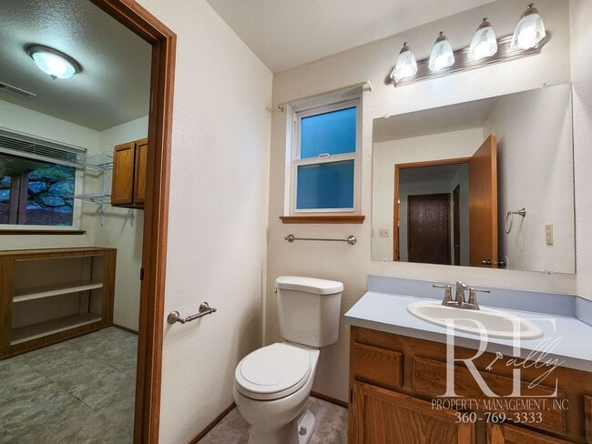 Building Photo - Spacious Silverdale Tri-Level with Hot Tub & Stylish Kitchen