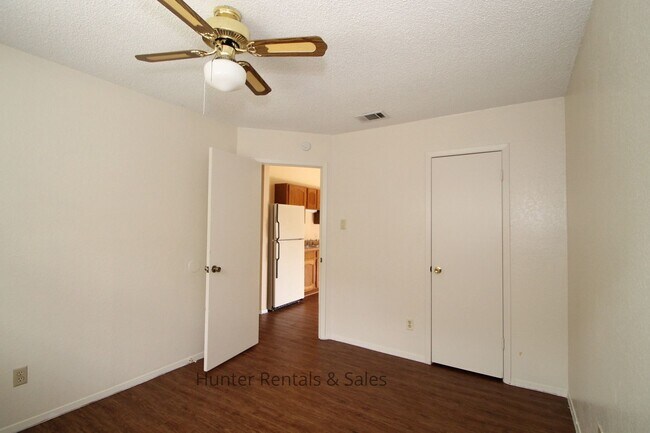 Building Photo - Dreamy Three-Bedroom - 1st month free with...