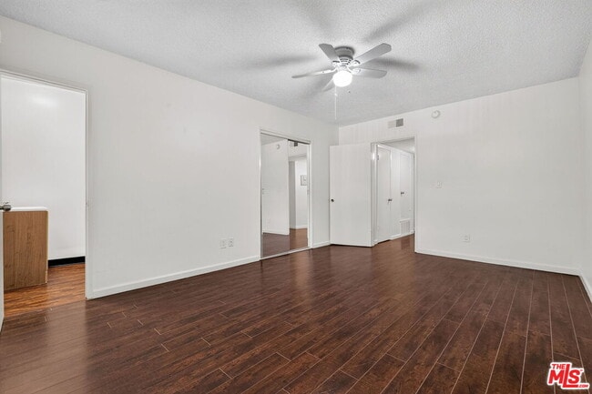 Building Photo - 15540 Moorpark St