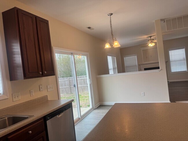 Building Photo - Charming 4br/2.5ba in SE Raleigh, Avail Now!