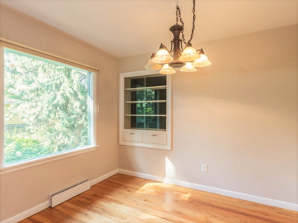 Dining room - 4821 N Greenwood Blvd