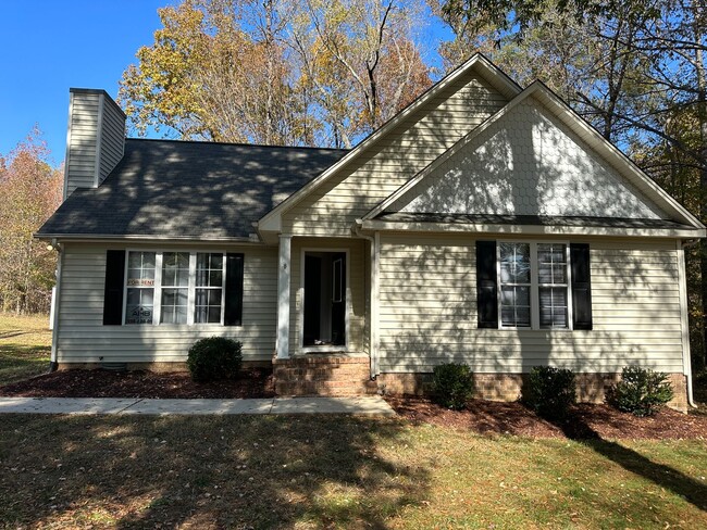 Building Photo - Great 3 bed 2 bath home on 6 Acres in Elon!