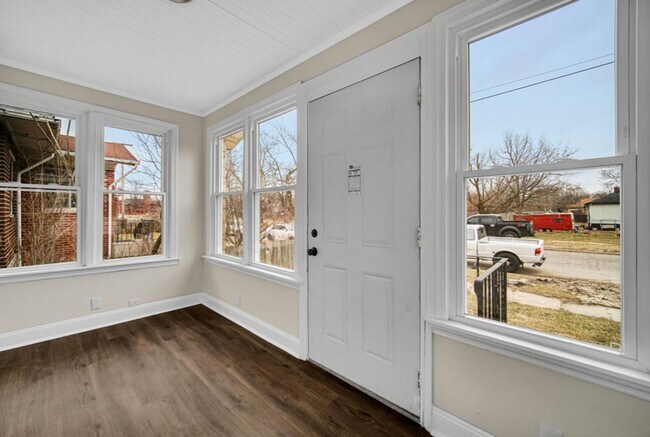 Building Photo - Large Home Totally Remodeled