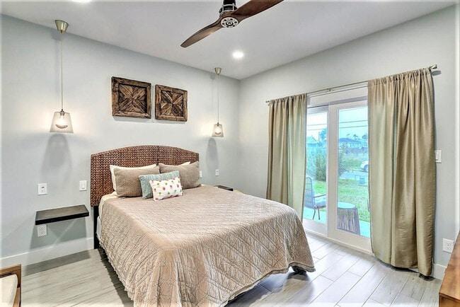 Building Photo - 224 E Oaks Ave