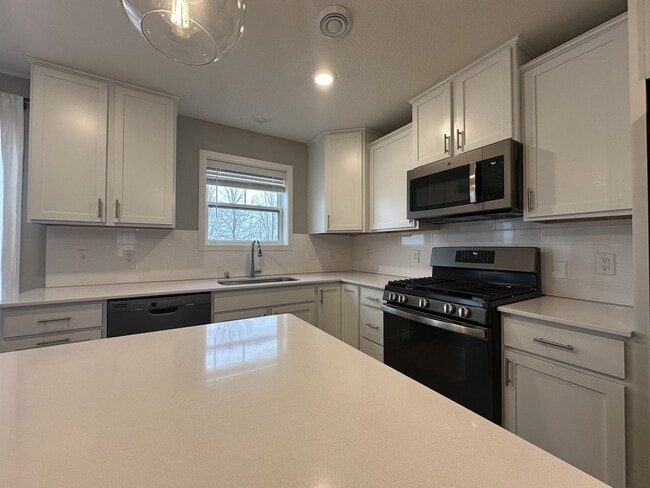 Building Photo - 2122 Ada Dr