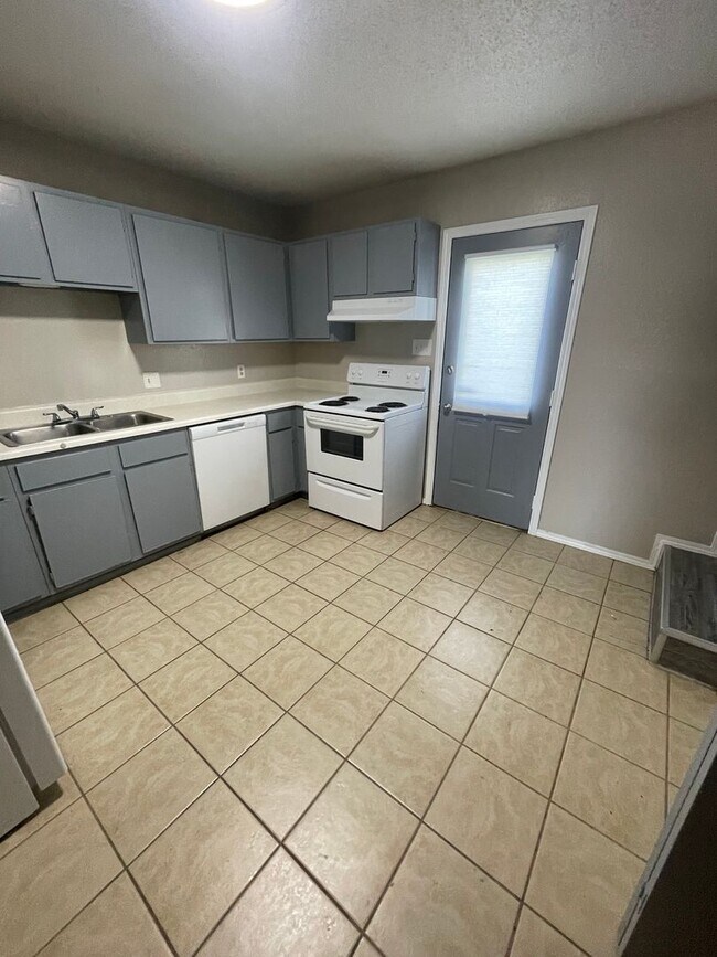 Building Photo - Beautiful 2bed/1bath Apartment Home