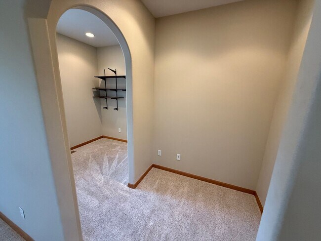 Building Photo - Spacious 3 Bed/3.5 Bath Home with Two Prim...