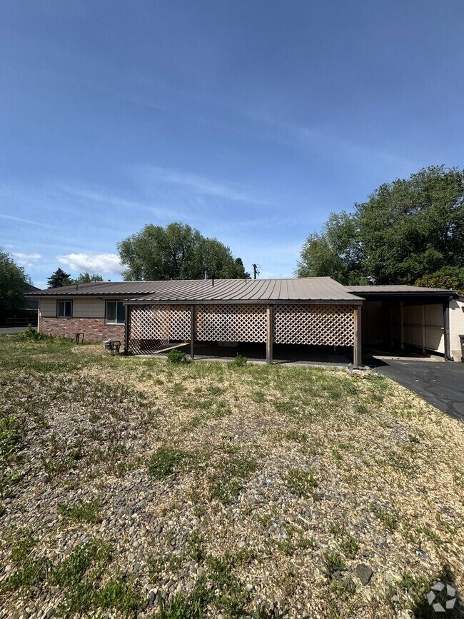 Building Photo - Spacious Home Near Hospital
