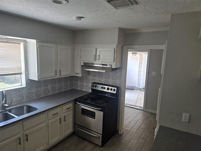 Building Photo - 3211 Highland Laurels Dr