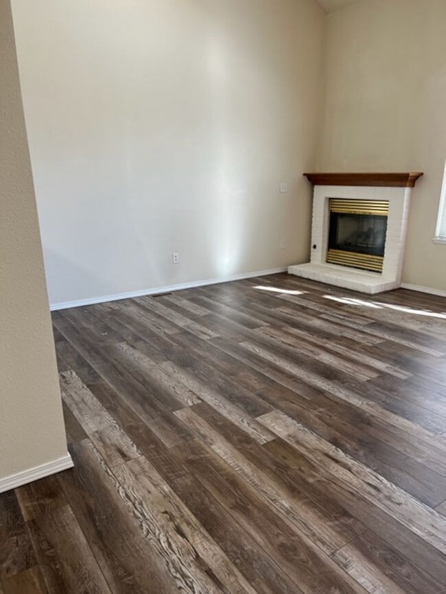 Building Photo - 3 Bedroom plus loft and Community Pool