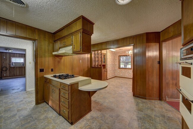 Building Photo - 915 Farmers Rd
