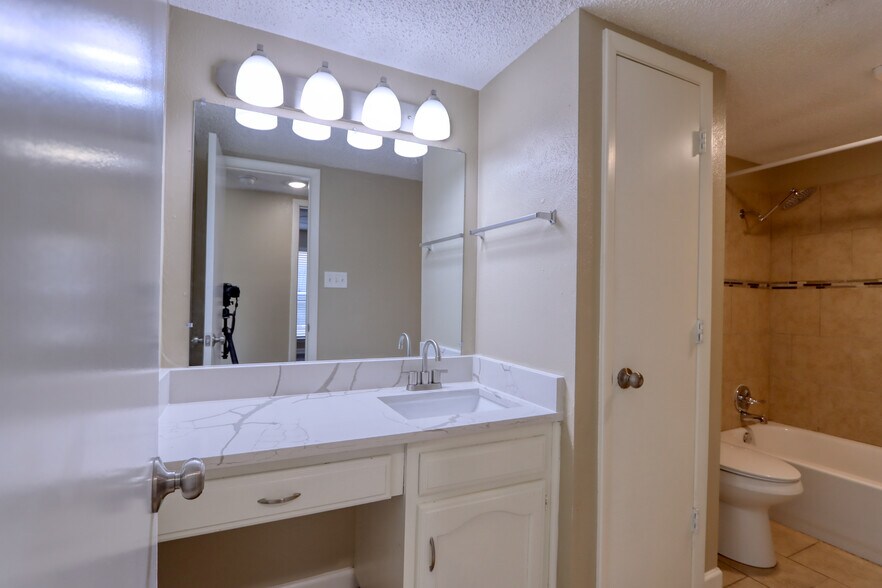 Building Photo - 707 Harbour Town Dr