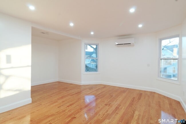 Building Photo - 40 Elizabeth St