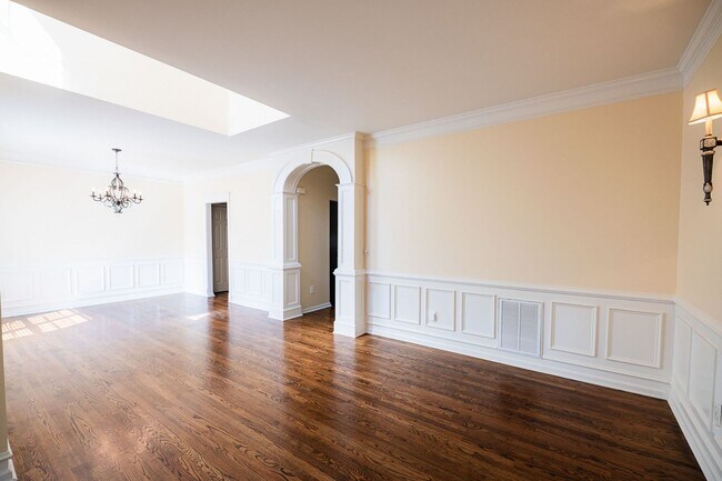 Building Photo - Stunning 6 bedroom 2.5 bathroom corner lot...