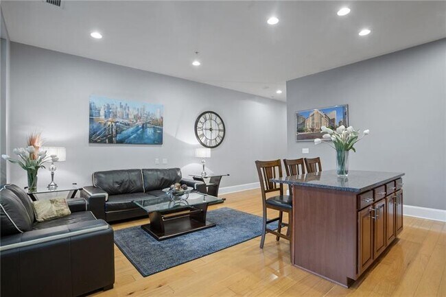 Building Photo - 301 Fifth Ave