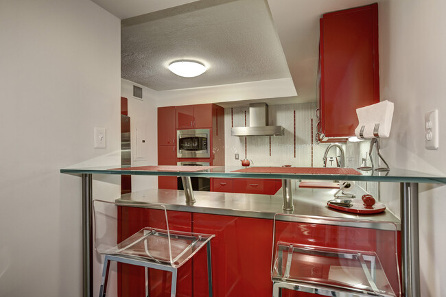 Building Photo - Contemporary 2 Bed 2.5 Bath Condo in Georg...