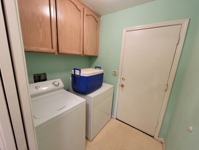 Building Photo - 3 Bedroom House Near Schools and Hiking