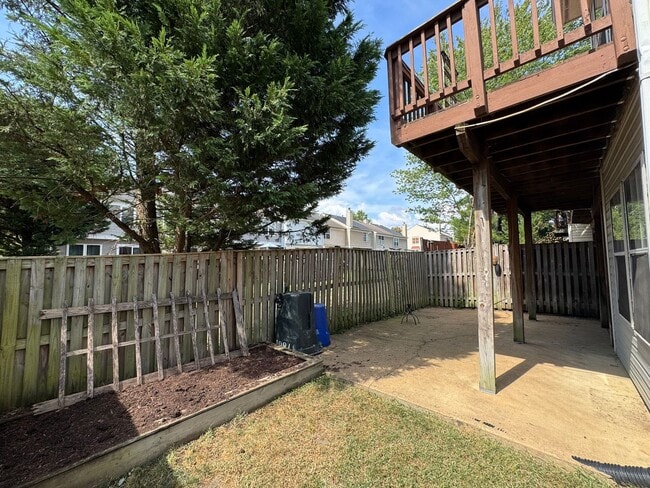 Building Photo - Beautiful And Spacious 3 Bed 3 Bath End Un...