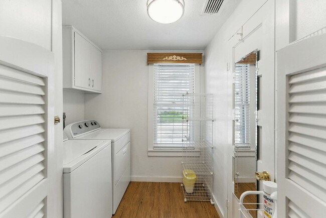 Building Photo - 175 Fredericksburg Rd