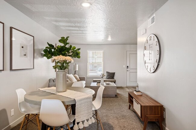 Building Photo - Top Floor 2 Bed 1 Bath