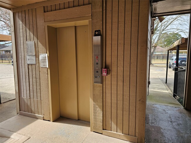 Building Photo - 15575 Marina Dr