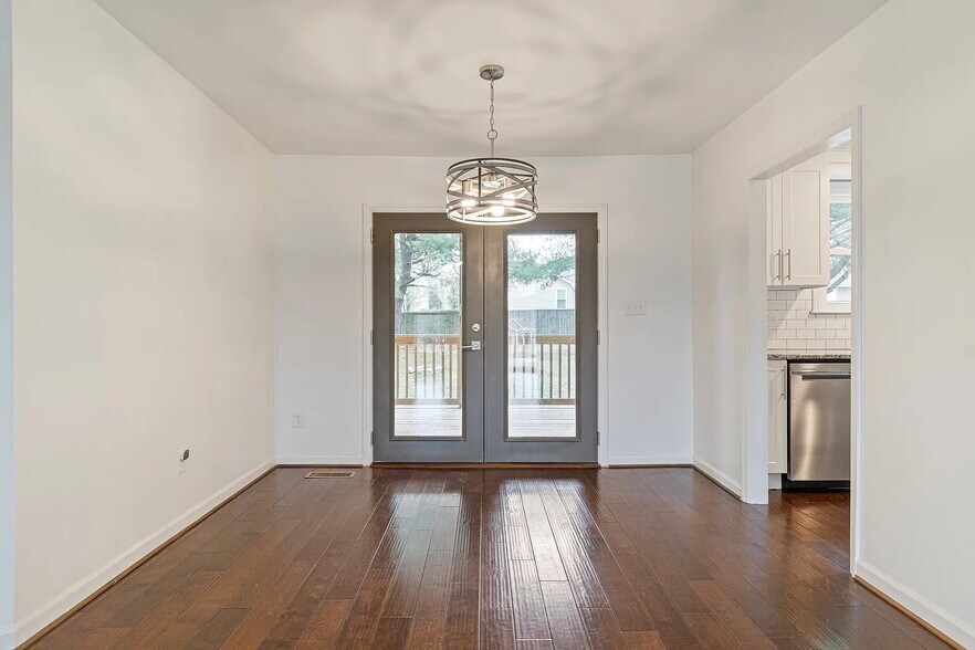 Building Photo - 723 Riverview Dr