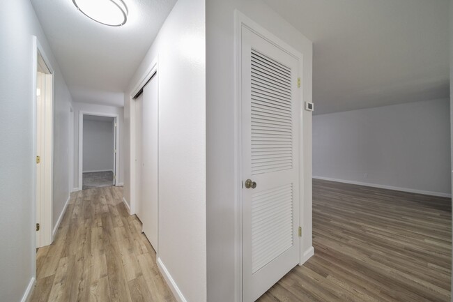 Building Photo - Classic rambler has 3 bedrooms, 1.75 baths...
