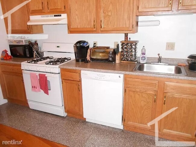 Building Photo - No Brokers Fee, Large Apartment in brighton, Heat, Hot Water Included, Eat-in Kitchen, Porch, Par...