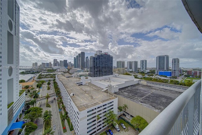 Building Photo - 1750 N Bayshore Dr