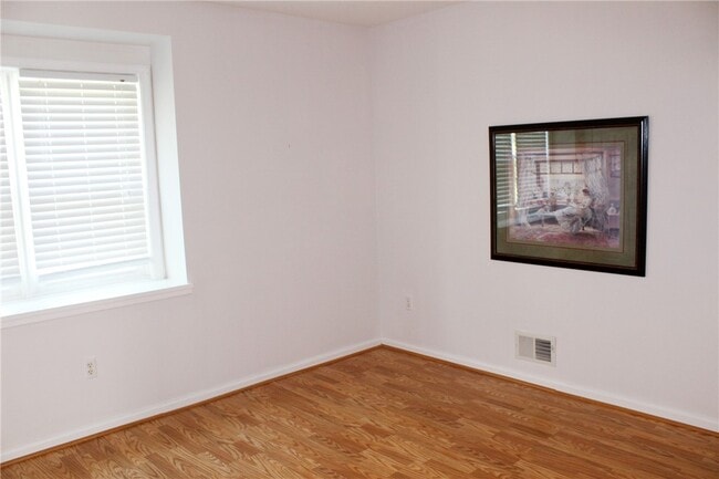 Building Photo - 121 Brittany Cir