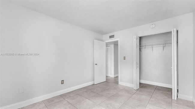 Building Photo - 1825 W 56th St