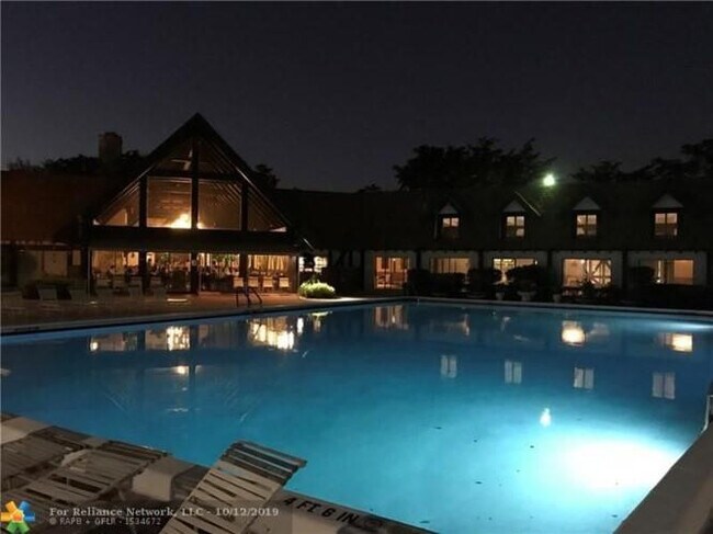 Building Photo - 3660 Inverrary Dr