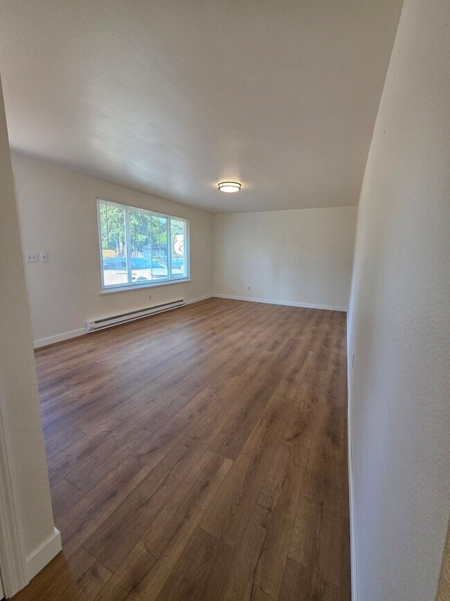 Building Photo - Recently Updated Home