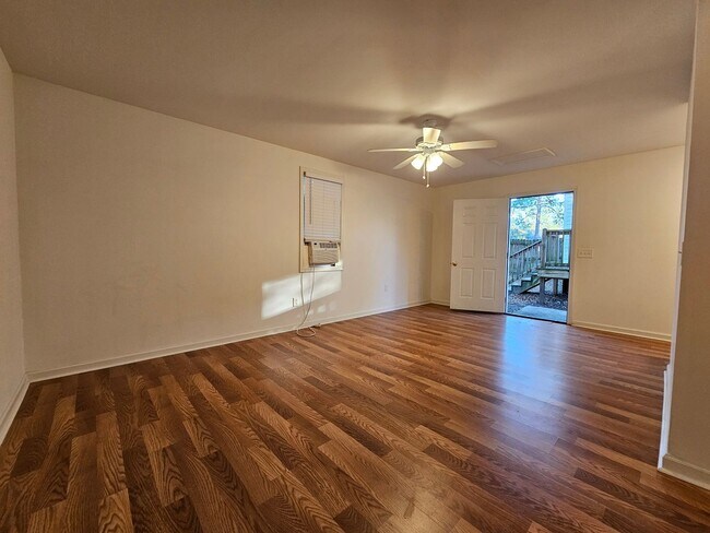 Building Photo - 3 Bedroom, 2 bath w/ detached 1 bed/ 1 bath Mother in law suite.  A MUST SEE!!