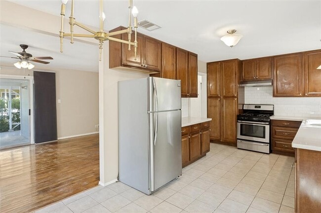 Building Photo - 1405 Broadmoor Dr