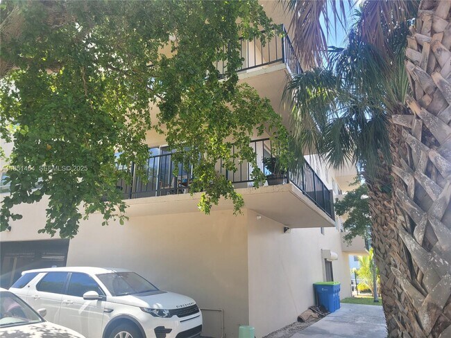 Building Photo - 3860 NE 170th St